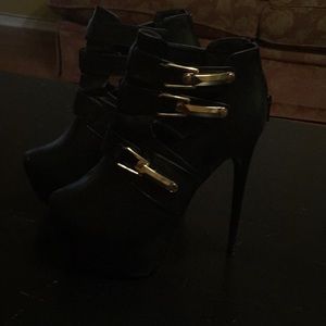 Black low cut boots!!